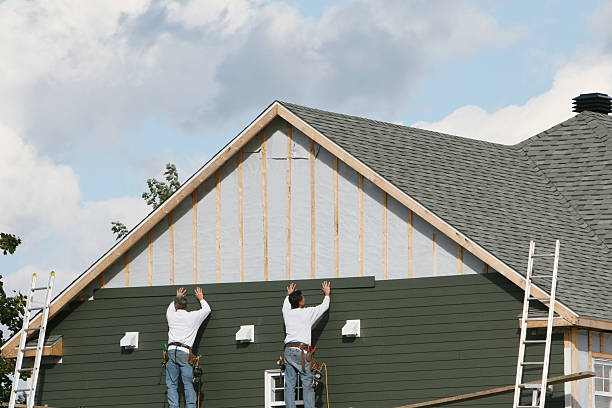 Professional Siding Installation technician working in Bridgeport, IL